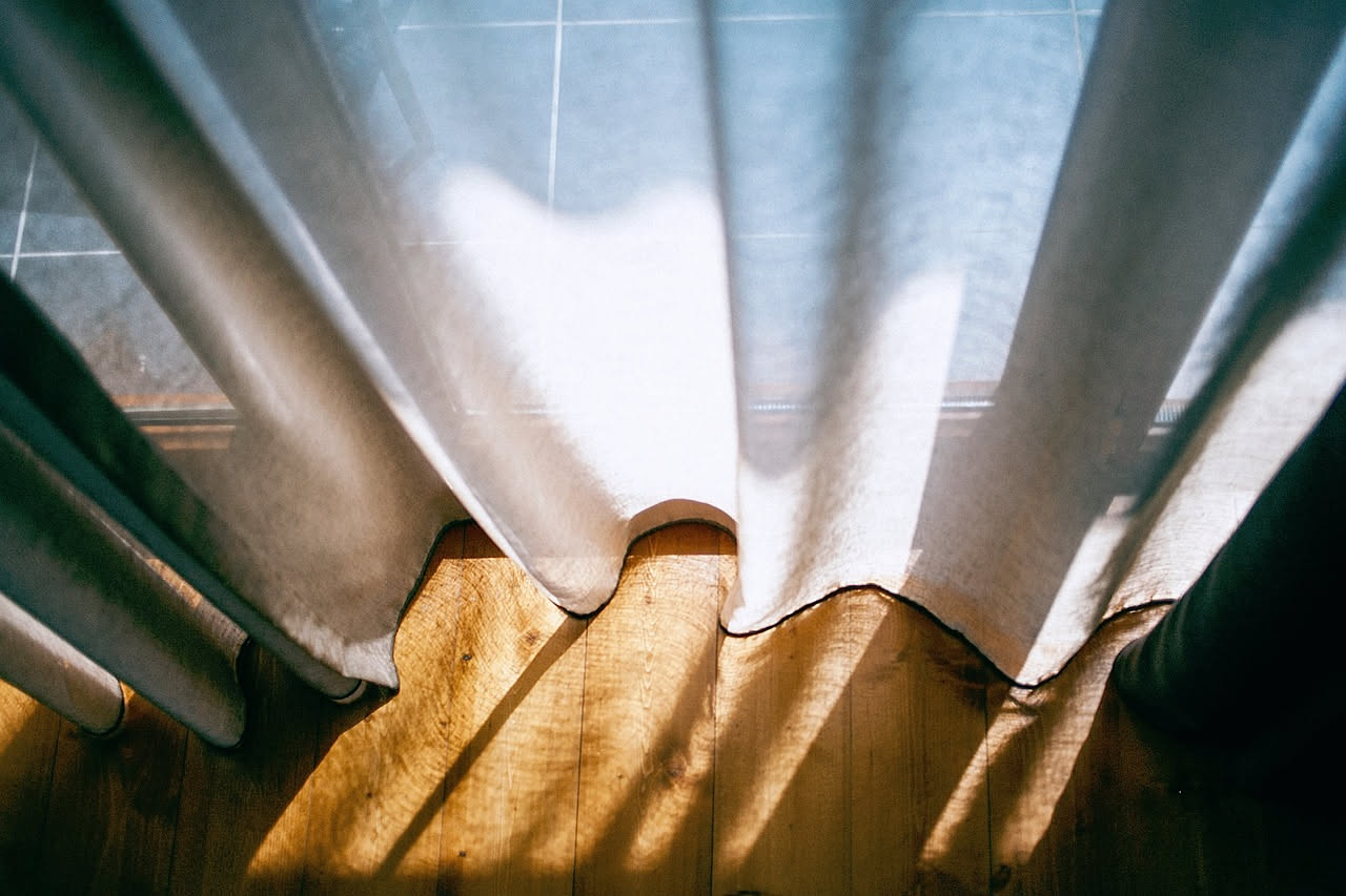 Ogni quanto lavare le tende: la frequenza reale