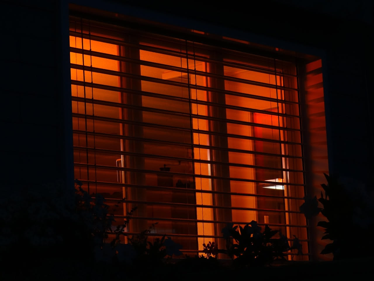 Finestra socchiusa di notte: fa bene o ti raffredda
