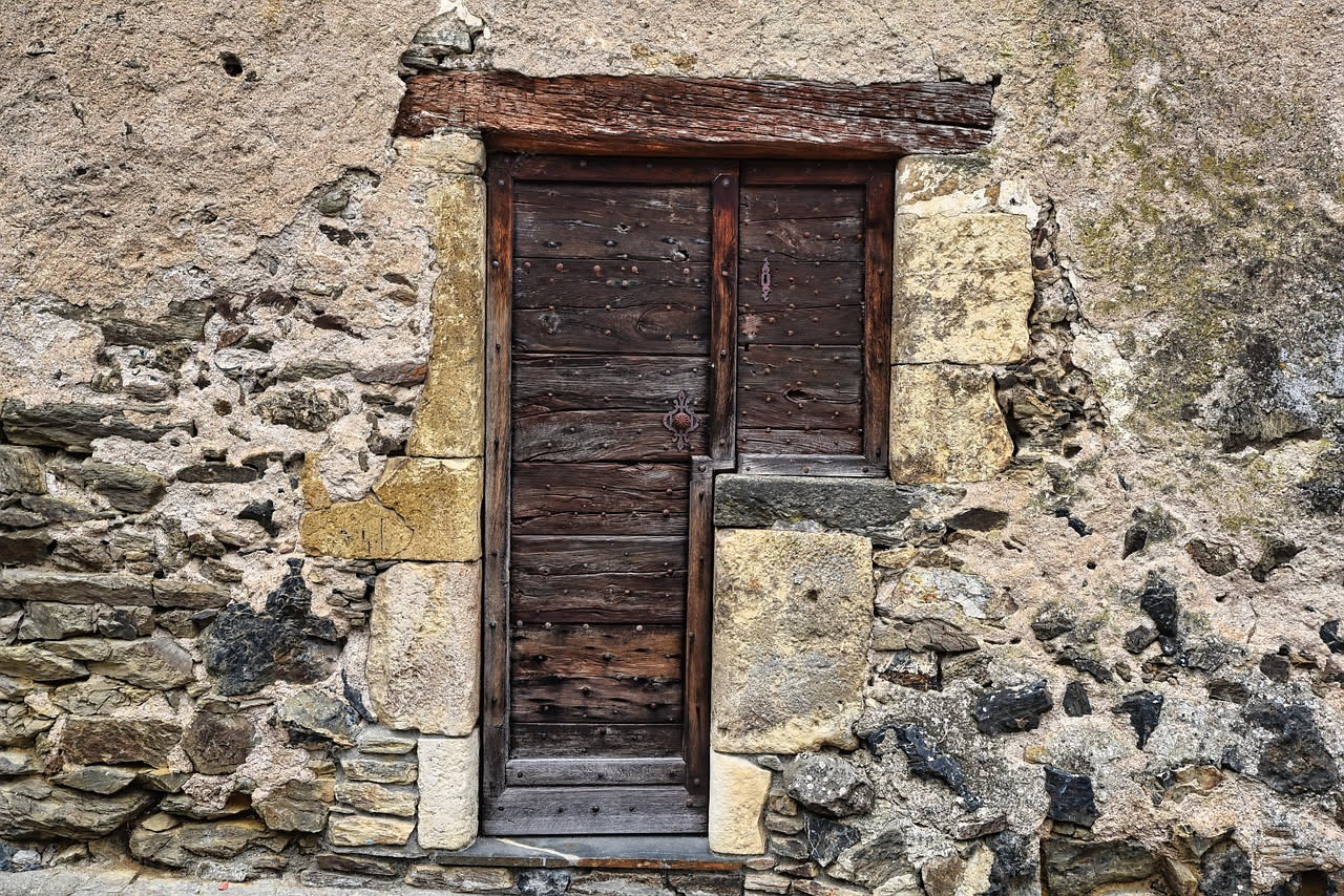 Una porta che cigola si aggiusta senza chiamare il serramentista