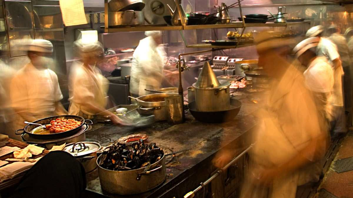 Lavorare al tavolo della cucina: come influisce sul nostro stato emotivo