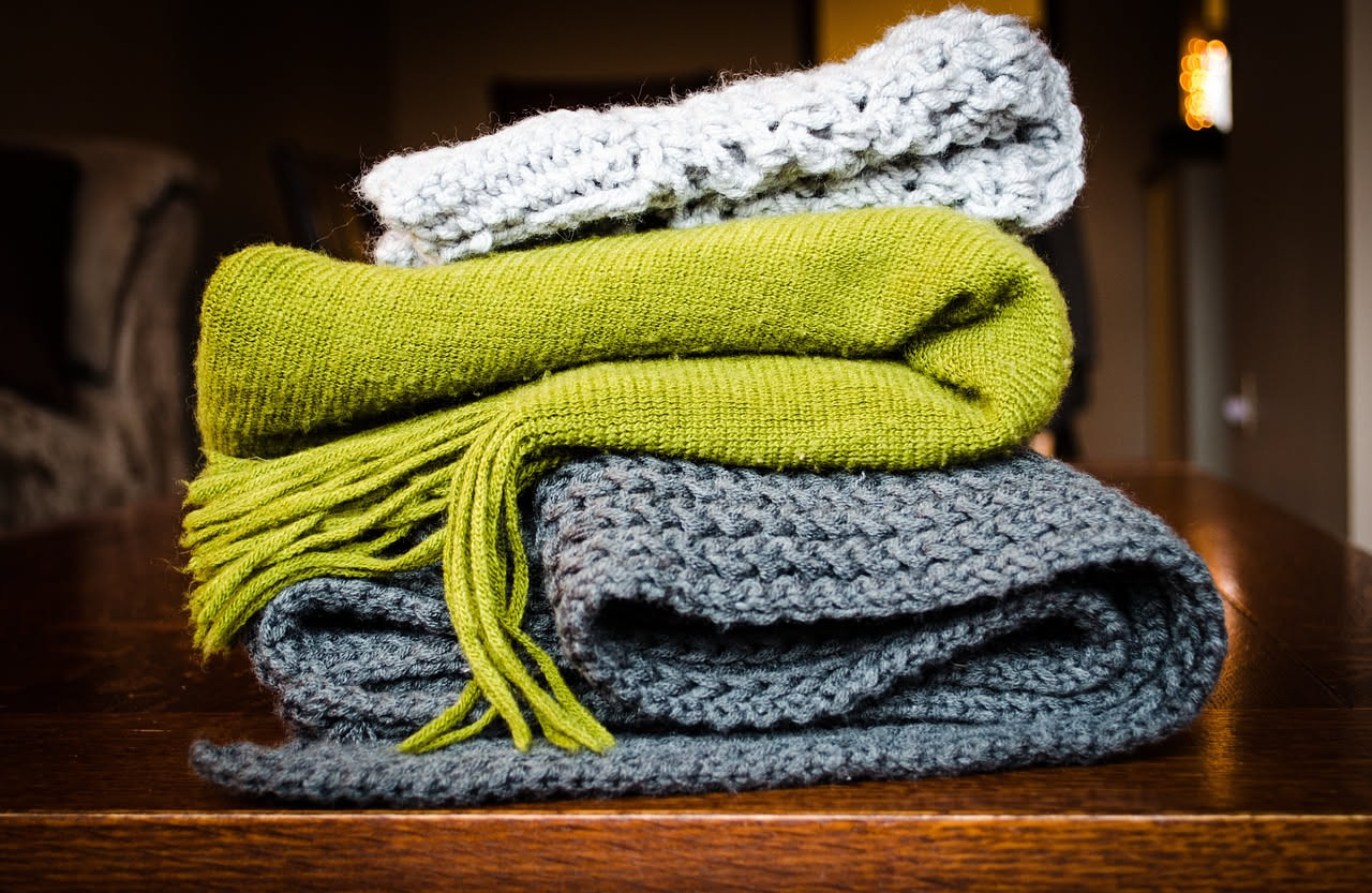 Coperte di lana o sintetiche: quale aiuta davvero a dormire meglio