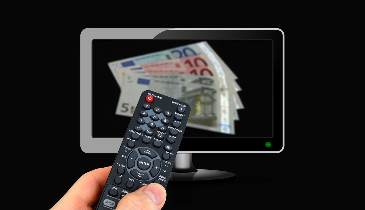 Spegnere la TV con il telecomando o staccare la spina: cosa conviene