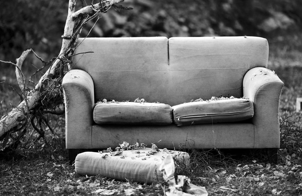 Il divano scomodo cambia come passiamo le serate?
