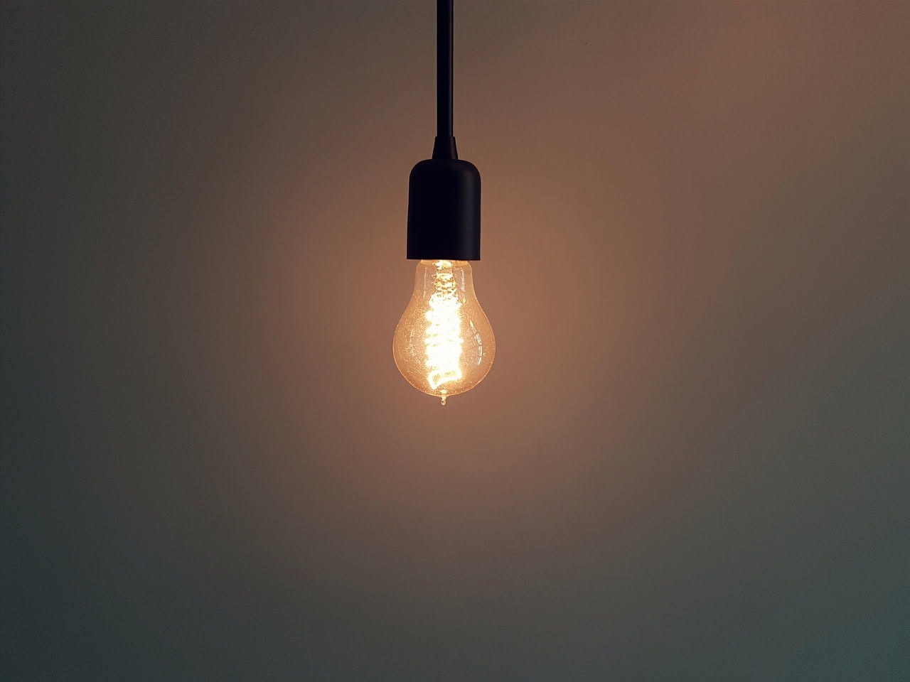 Cambiare una lampadina alta senza scala: le soluzioni pratiche
