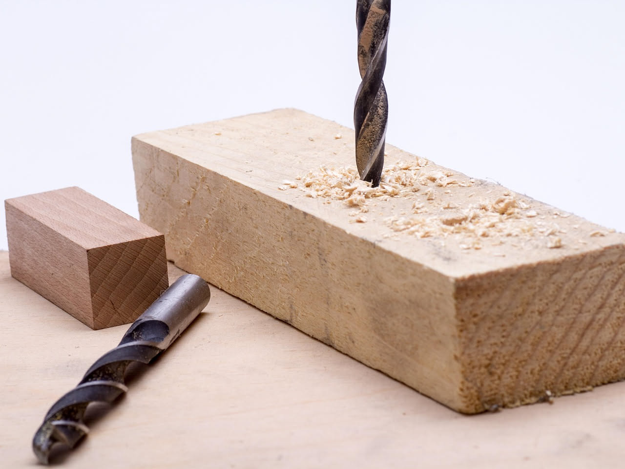 Forare il muro senza rovinare la mensola: quale tecnica per ogni materiale