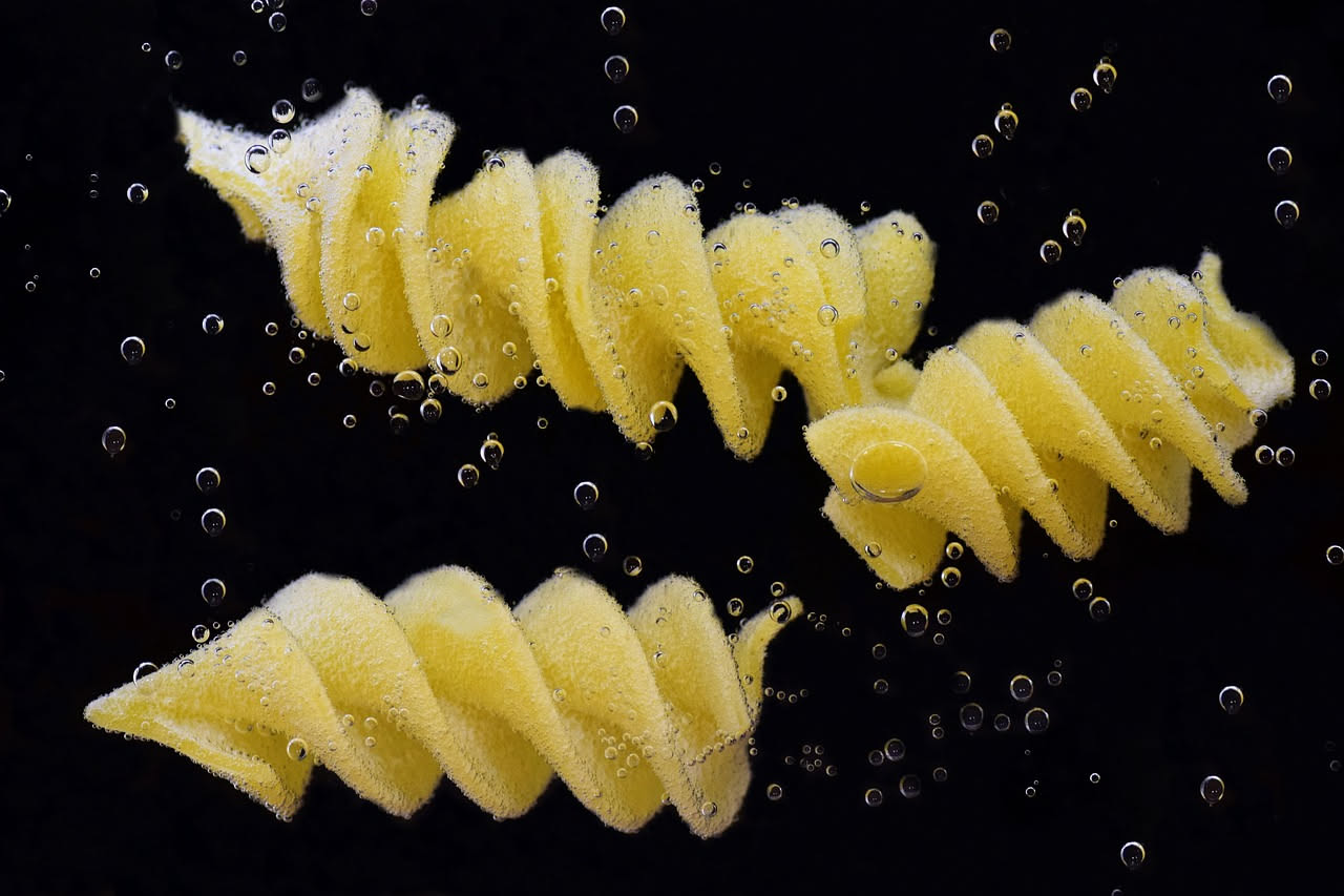 Acqua di pasta: come riutilizzarla in cucina e nelle pulizie