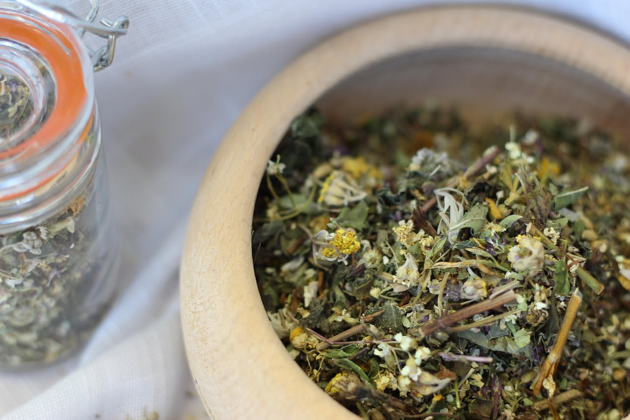 Tisana della sera: come ritrovare il rito del benessere notturno