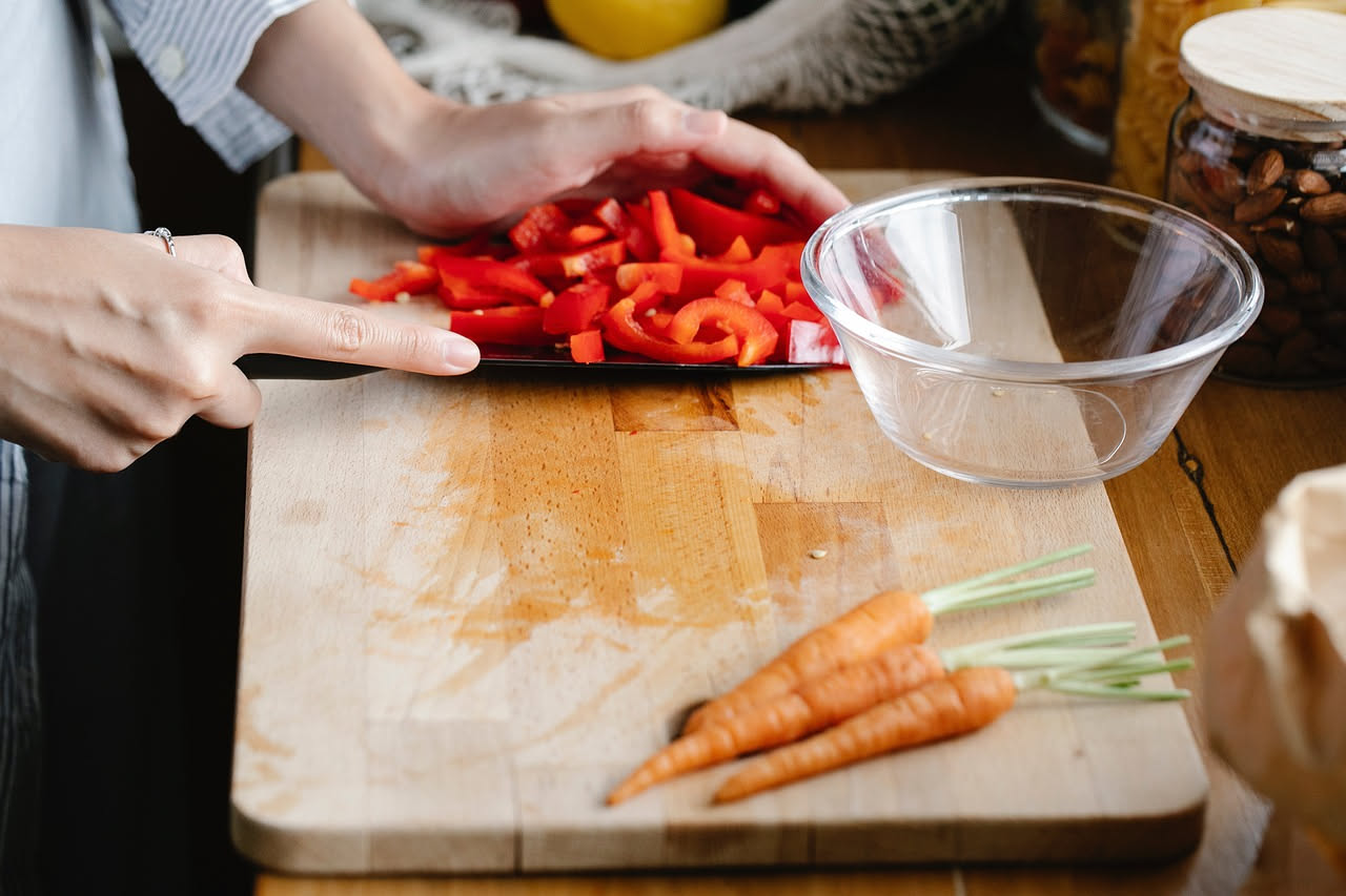 Tagliere di legno in cucina: come igienizzarlo veramente