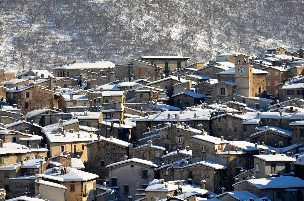 Case sfitte nei piccoli paesi: dal Sud il fenomeno conquista il Nord