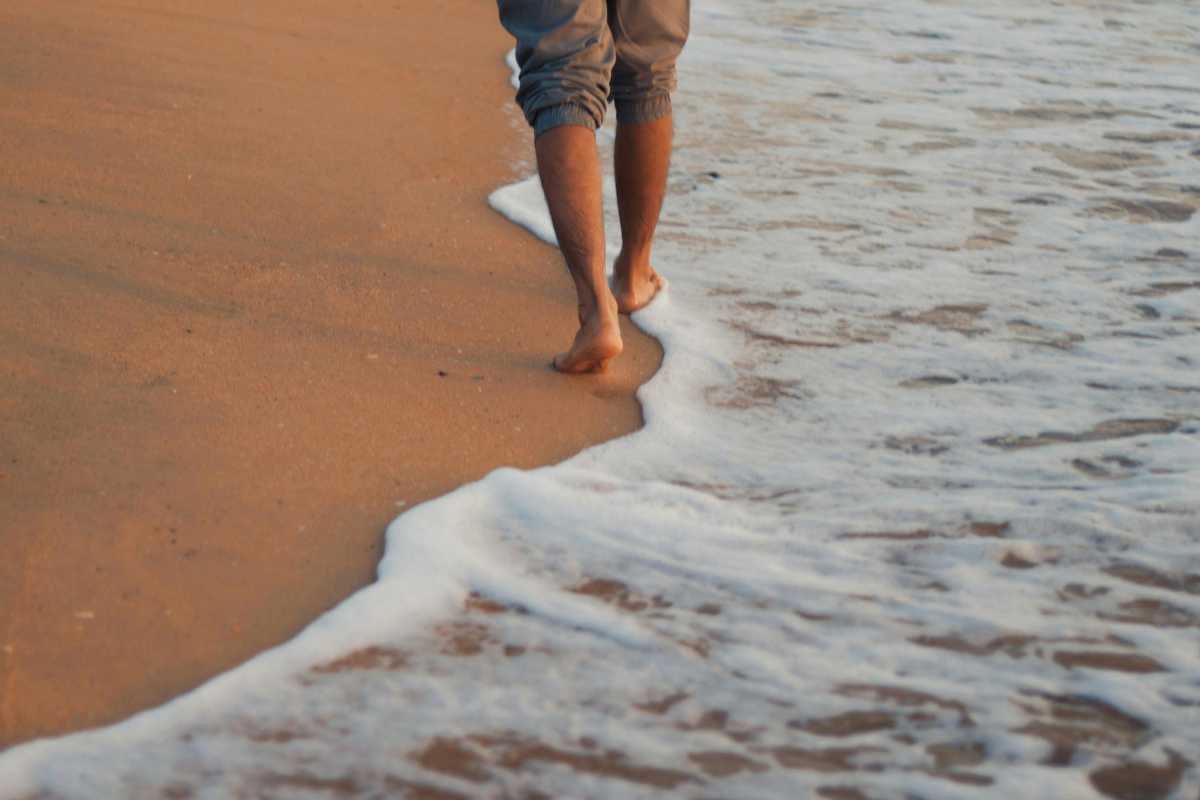 Camminare scalzi in casa: perché fa bene ai piedi