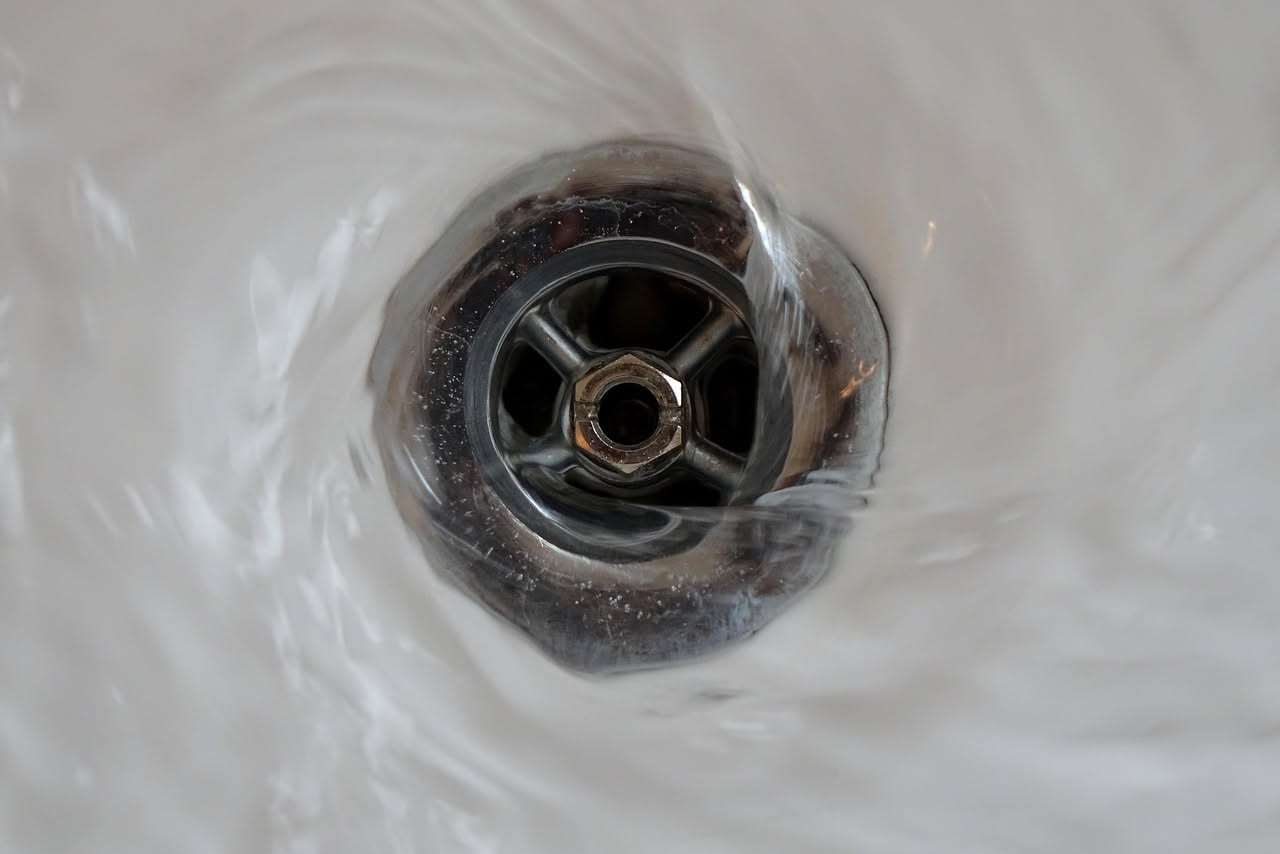 Tubo ingorgato: cosa sgombra davvero senza rovinare il sifone