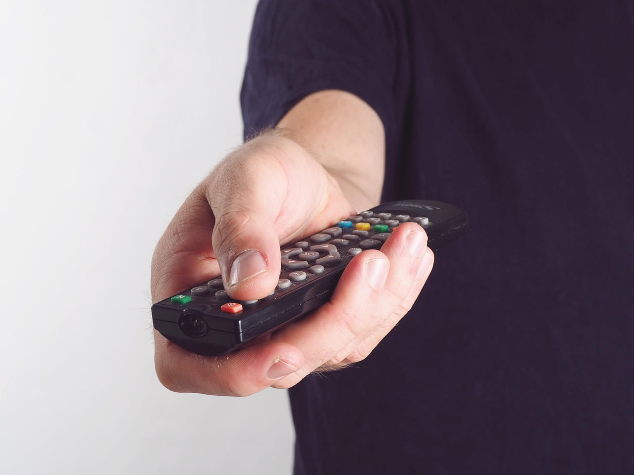Postura davanti al televisore: il mal di schiena che viene dal divano
