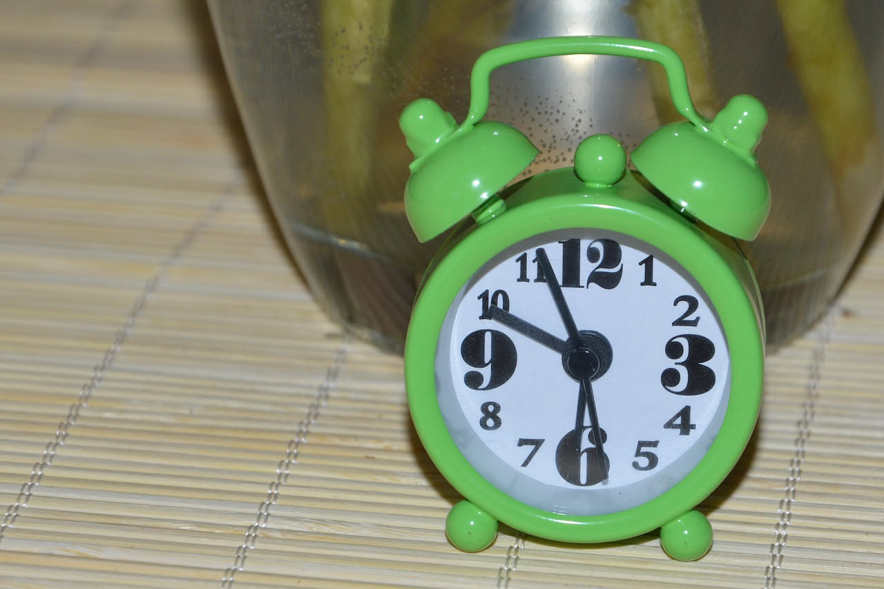 Sveglia naturale senza telefono: come migliora l'umore al mattino