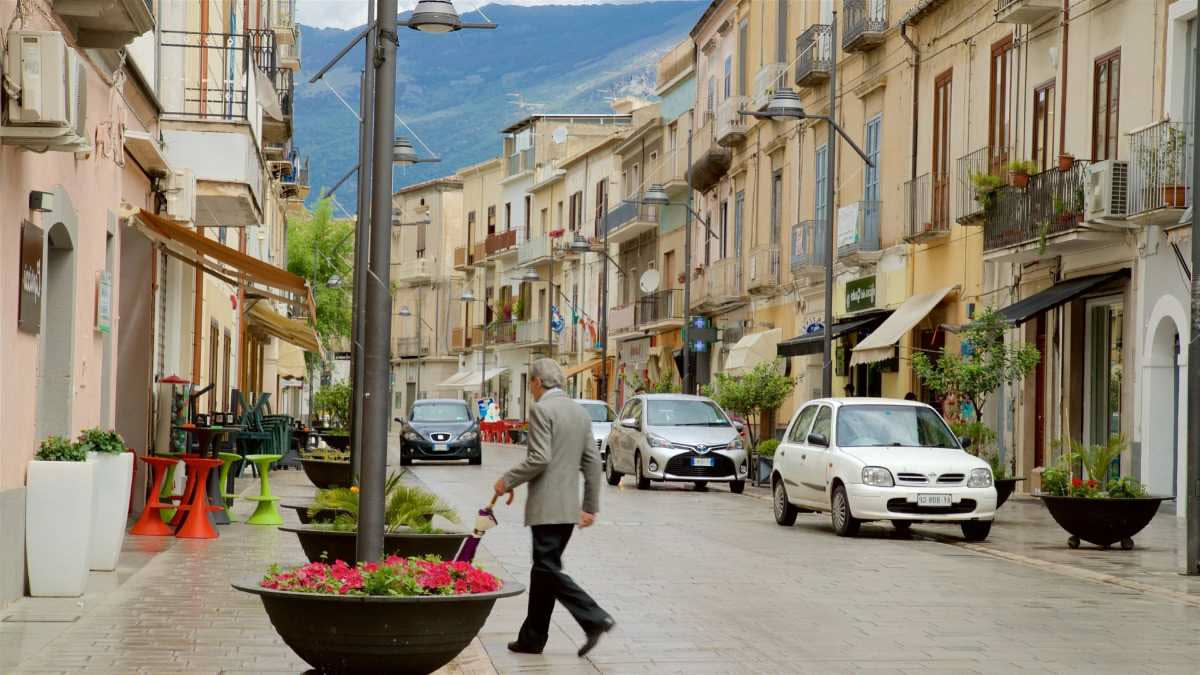 Anziani soli che vivono insieme: il fenomeno silenzioso delle città medie italiane