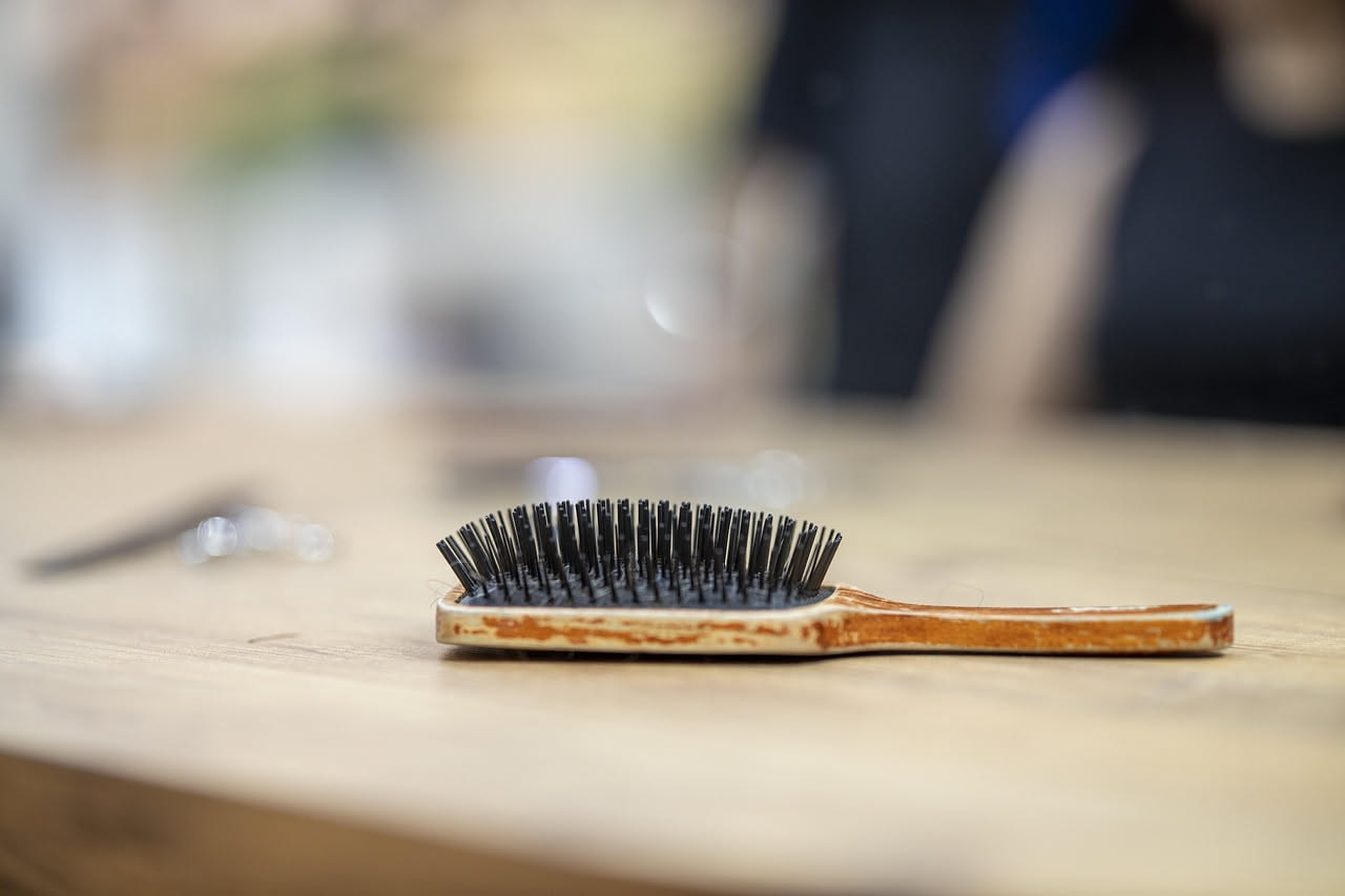 Spazzole per capelli: ogni quanto pulirle davvero