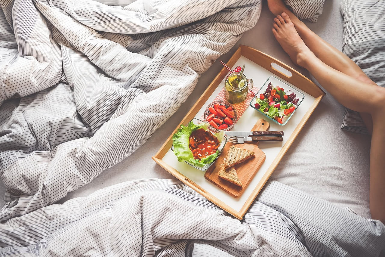 Pausa pranzo a casa senza schermo: perché venti minuti cambiano il pomeriggio