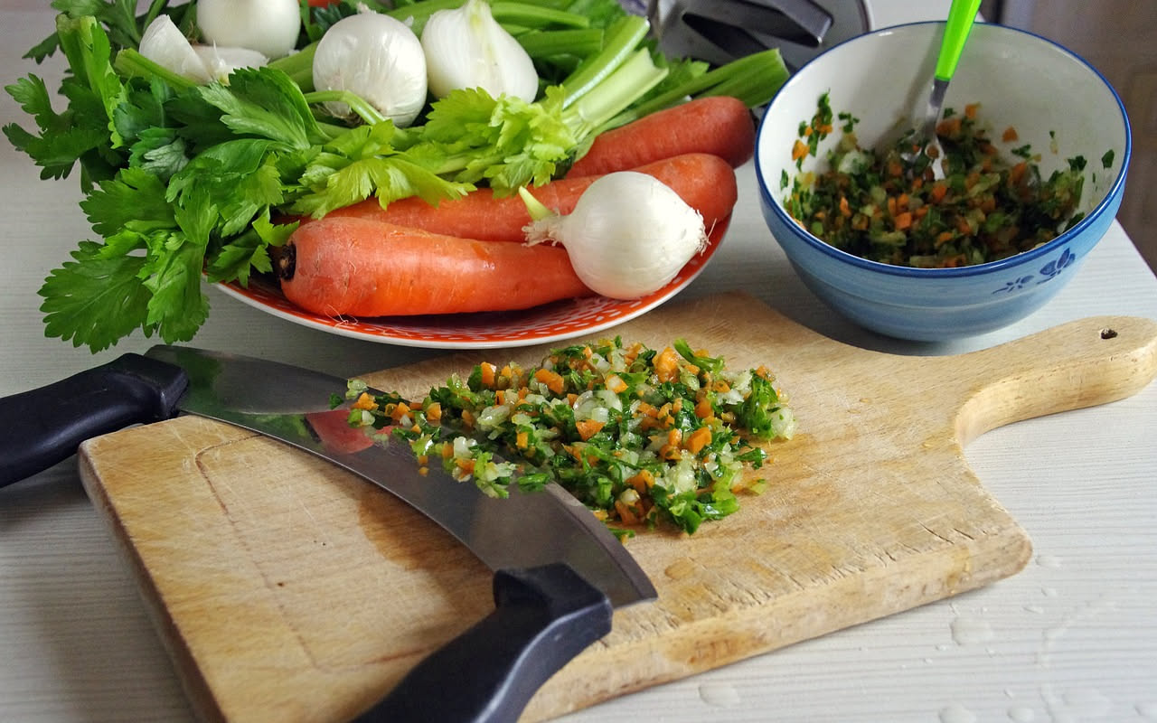 Scarti di verdura nel freezer: come fare brodo gratis ogni settimana