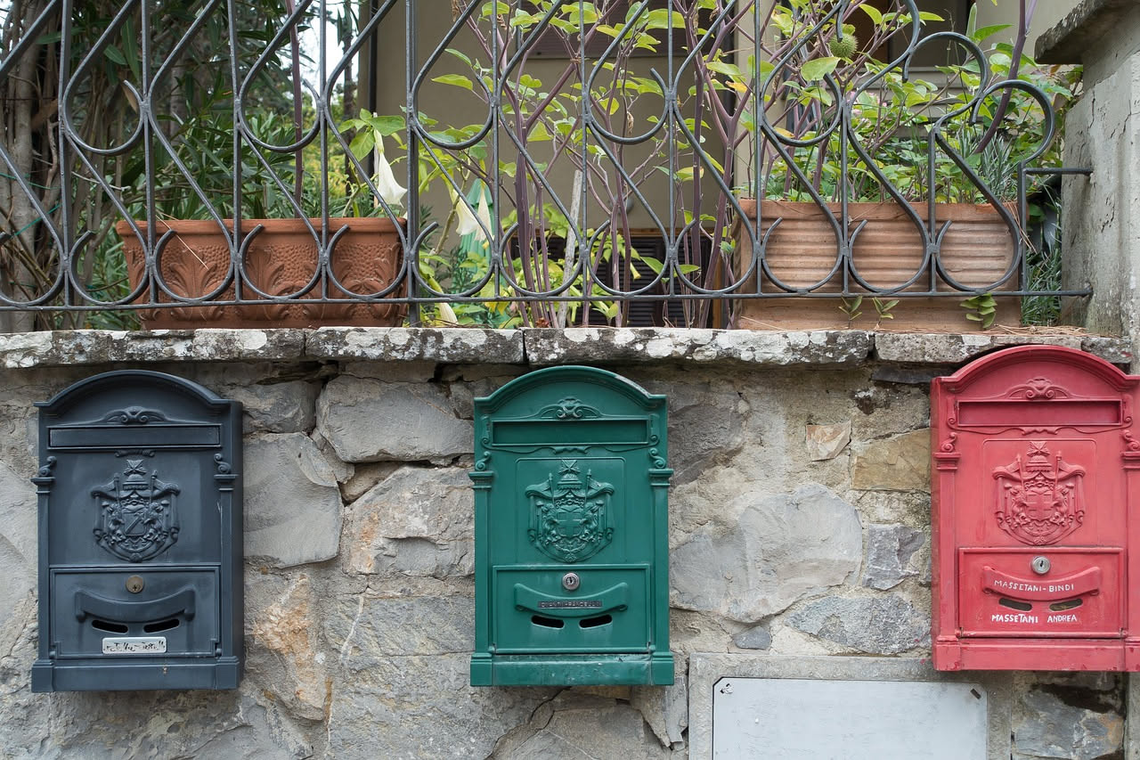 Cassette postali che si svuotano: la storia della posta che scompare
