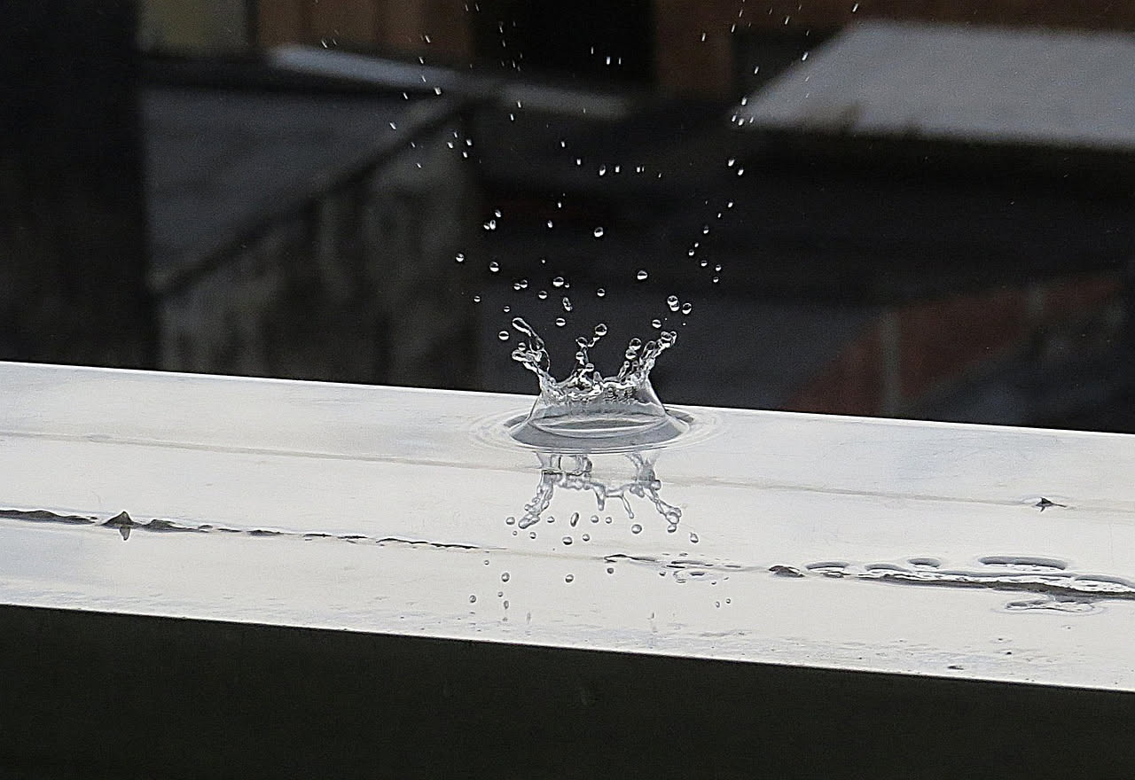 Acqua piovana dal balcone: come raccoglierla e usarla