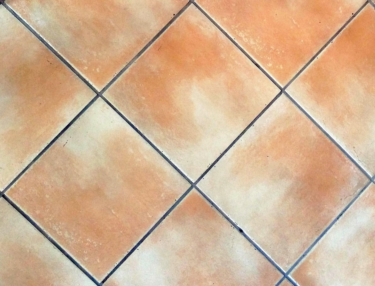 Crepa sul pavimento di gres: come stuccarla bene a casa