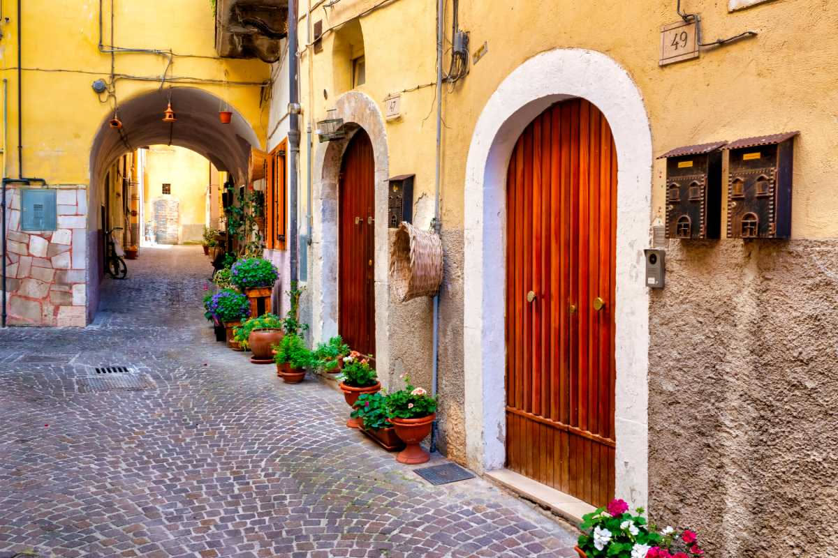 Porta che non chiude bene a primavera: come regolare i cardini