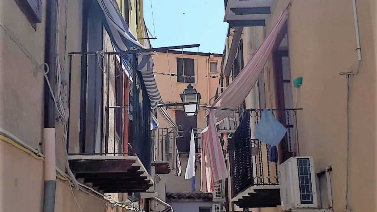 Stenditoi sui balconi: quando la legge vieta la tradizione