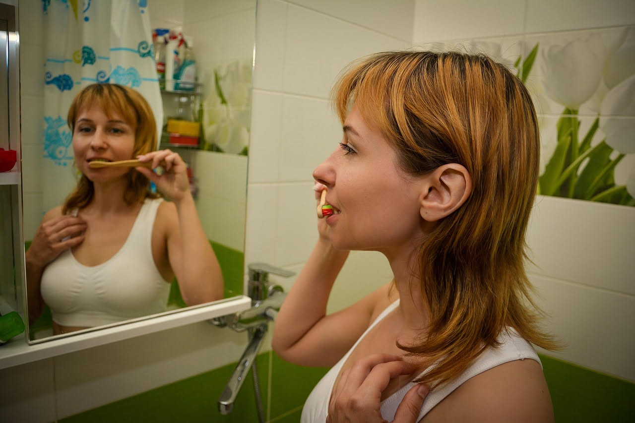 Lavare i denti dopo cena: perché aspettare venti minuti cambia tutto