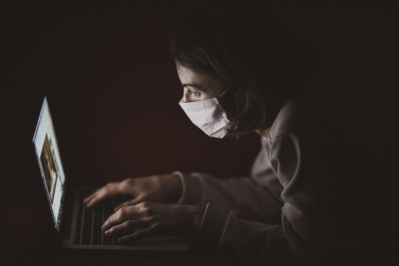 Regola 20-20-20: come proteggere gli occhi al pc da casa
