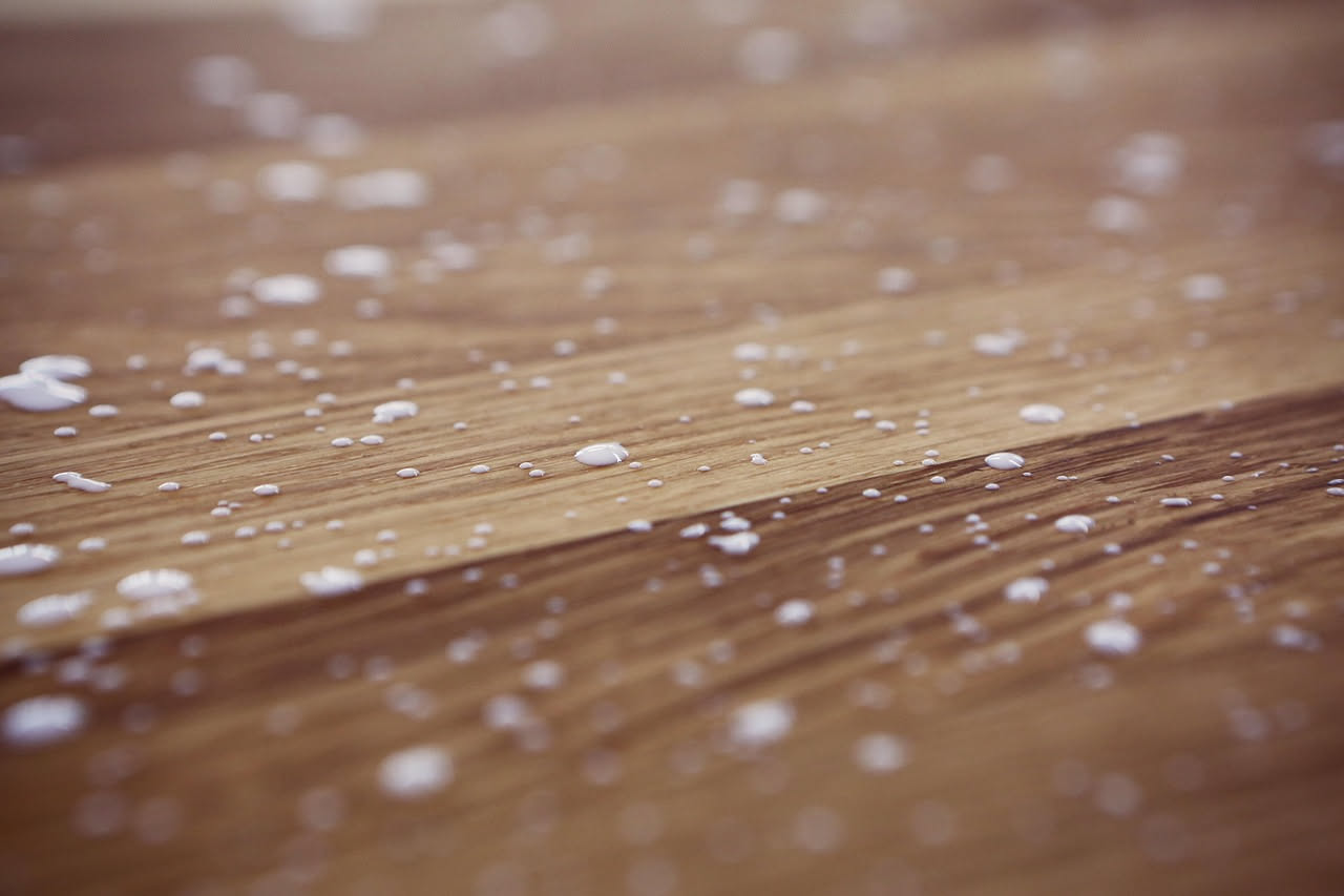 Macchie d'acqua sul legno: come eliminarle senza danneggiare la superficie