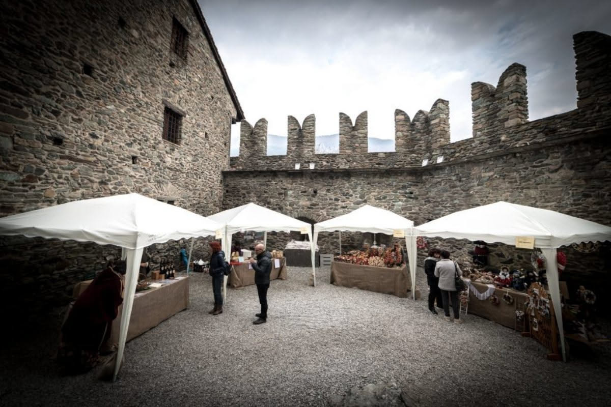 Anziani che fanno la spesa ai vicini più anziani: quando il palazzo diventa comunità