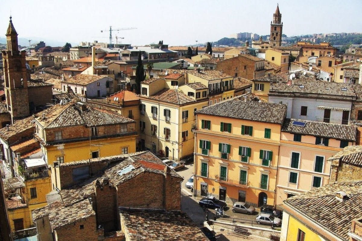 Due case per una famiglia: quando la mobilità abitativa diventa scelta
