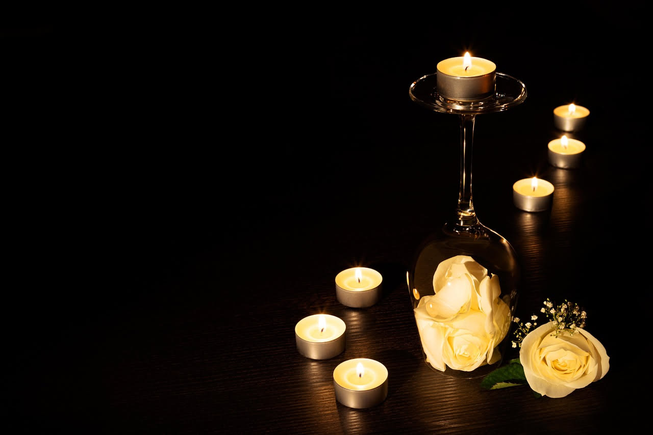 Bicchieri rotti in candele: come riutilizzare il vetro dei cocktail