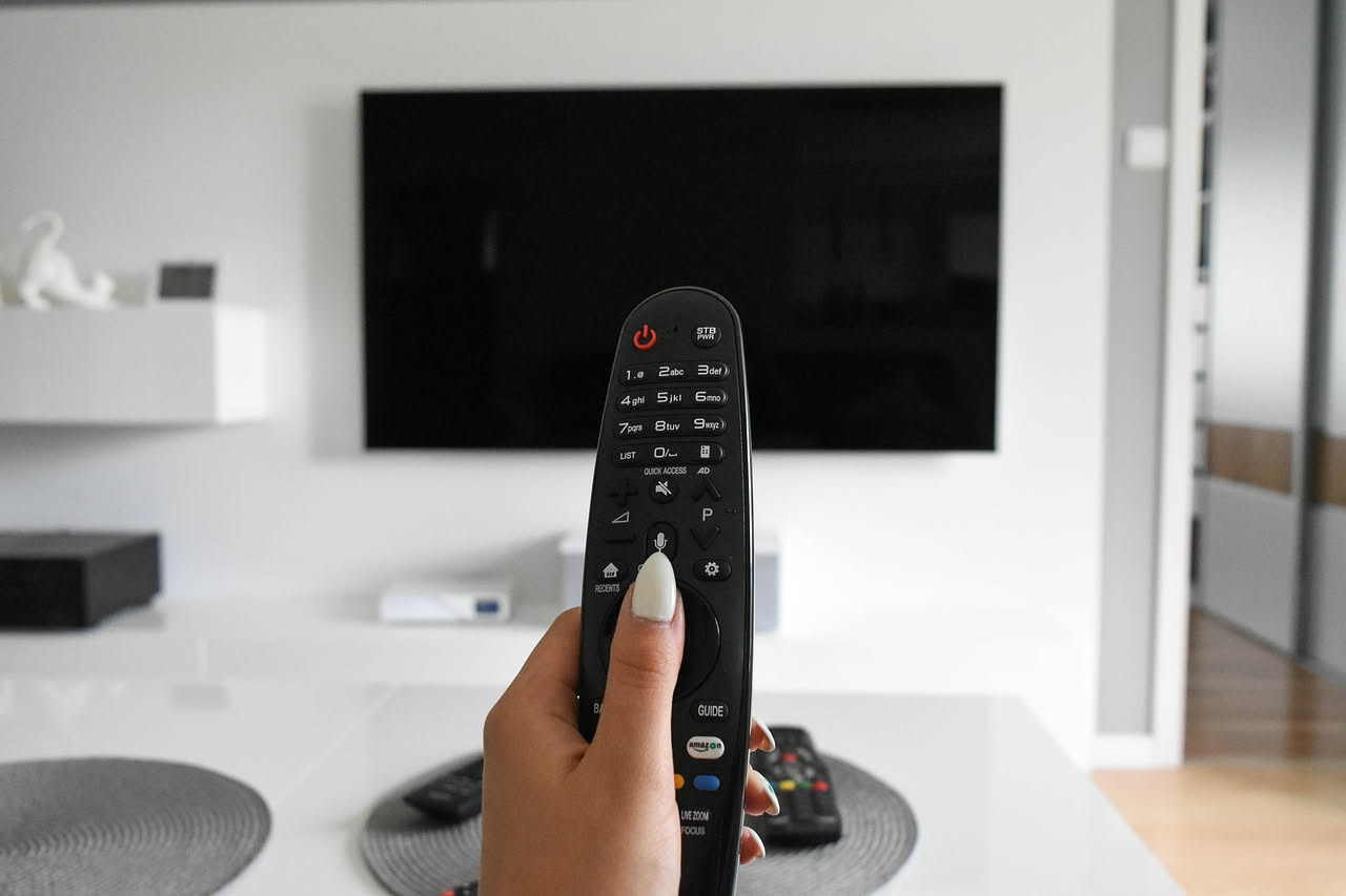 Telecomando TV: il dispositivo più sporco della casa e come disinfettarlo