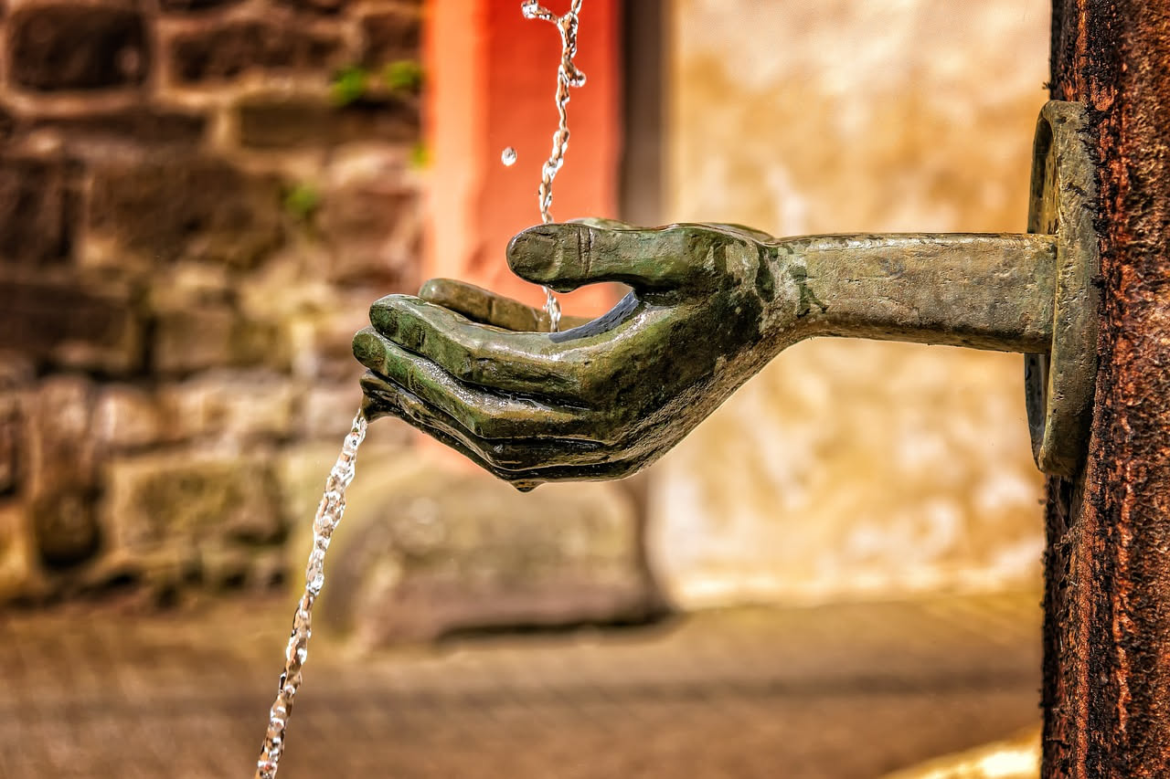 Immergere le mani in acqua tiepida prima di dormire: ecco perche funziona