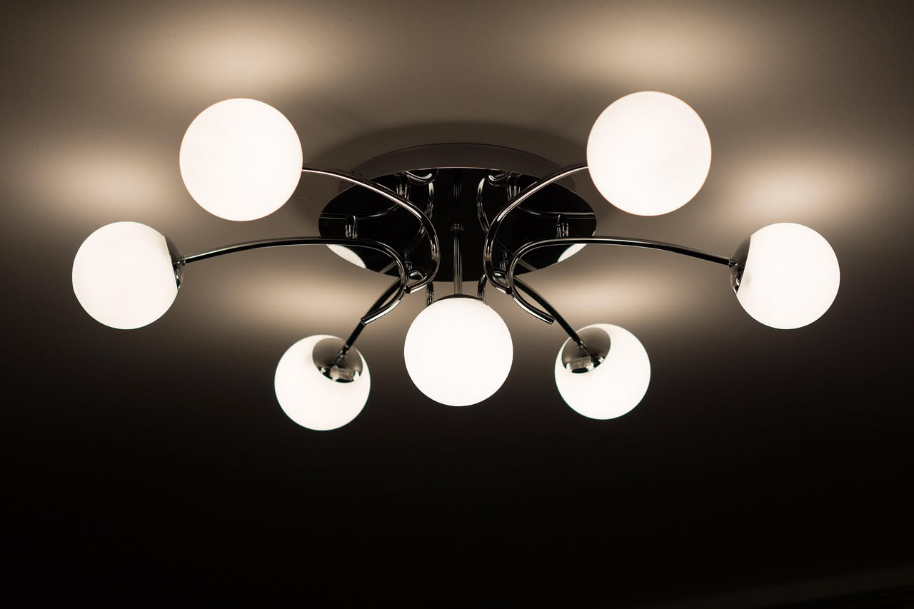 Plafoniere a soffitto: come pulirle senza smontarle