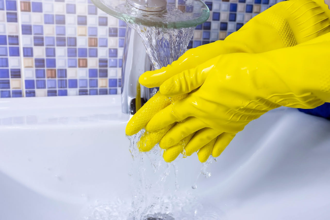Lavandino giallo: come pulirlo senza danneggiare la ceramica