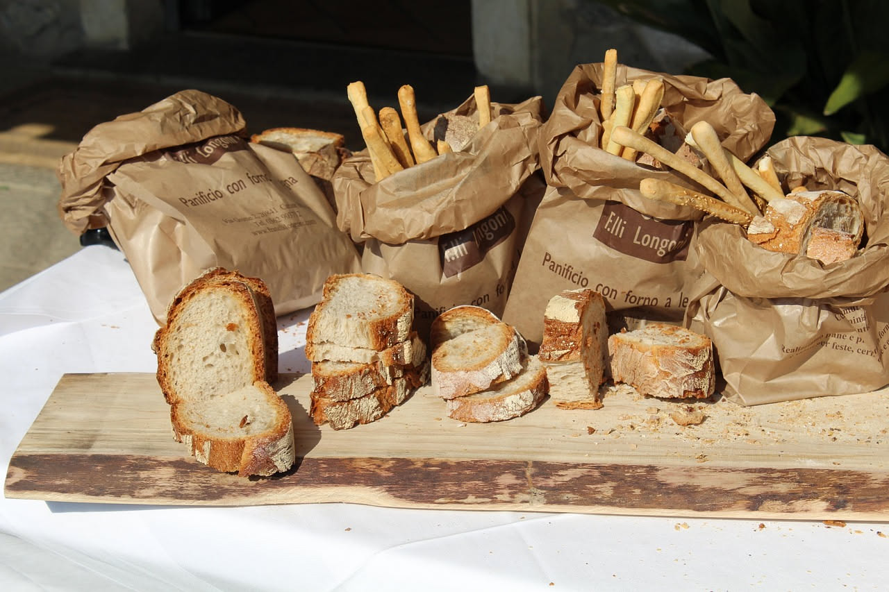 Pasta del pane avanzata: trasformala in focaccia o grissini
