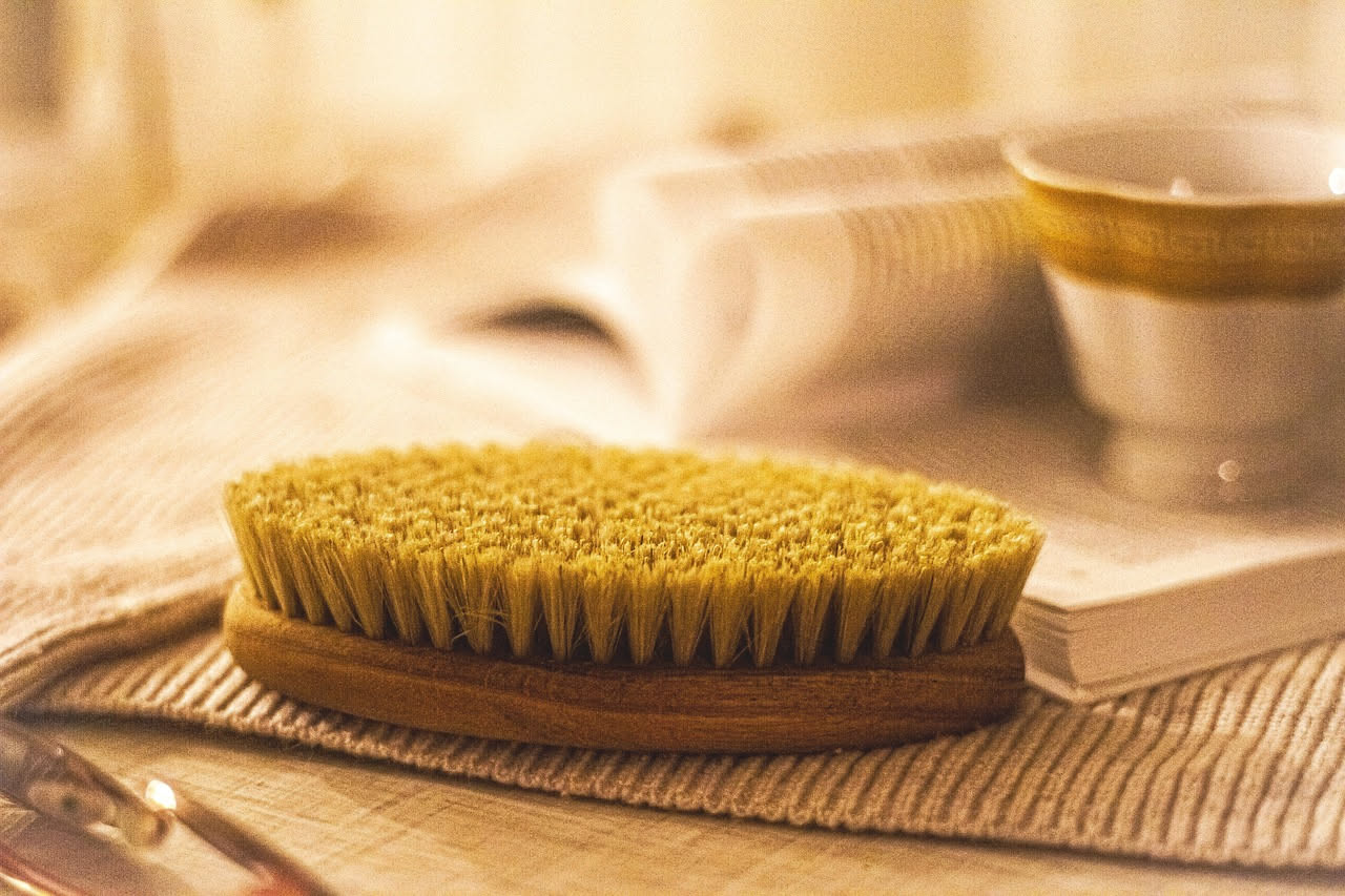 Spazzola con setole naturali per il viso: quando la bellezza torna al passato