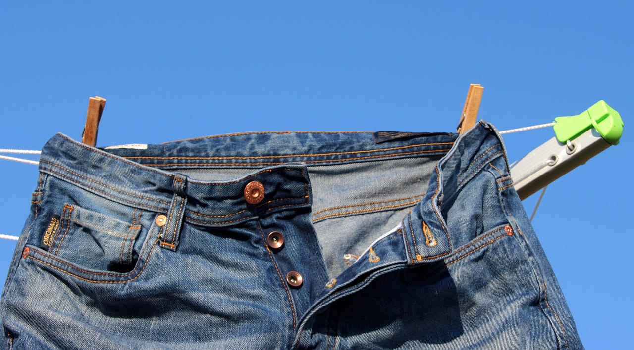 Macchie di erba sui jeans: il metodo che funziona davvero