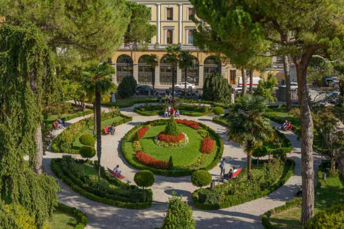 Giardini condivisi tra vicini: quando la cura diventa collettiva