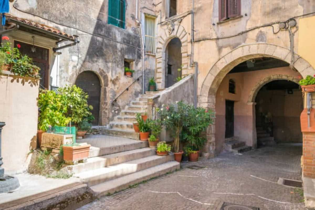 Ripostigli sotto le scale: come trasformarli in spazi ordinati e funzionali