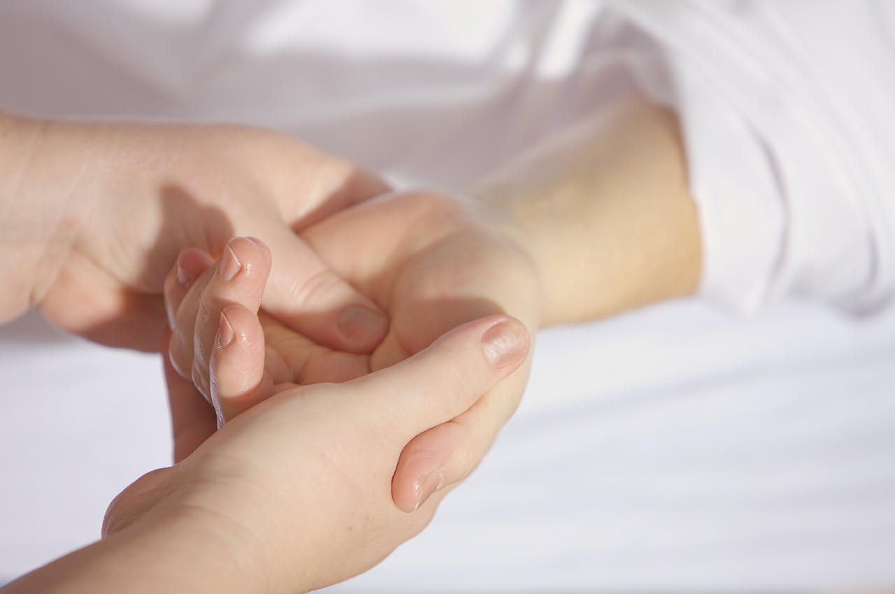 Massaggio della mano destra prima di dormire: come rilassarsi dopo il pc